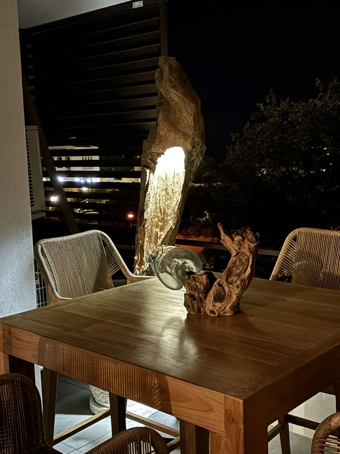 Terrasse de nuit avec table en teck et fauteuils, appartement à L'Île-Rousse